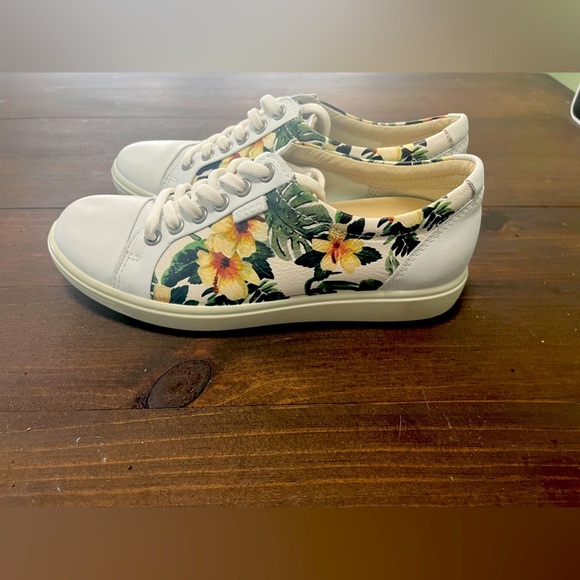 Ecco Shoes - Size 4 Excellent condition Size 4 US